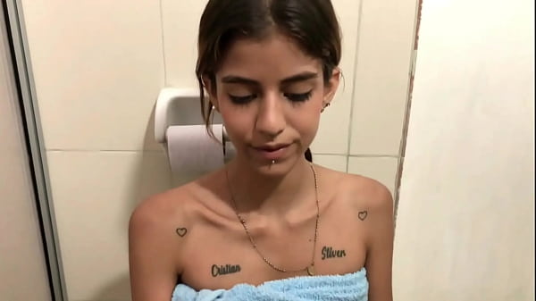 Sexo con mi hermanastra mientras habla con su n...