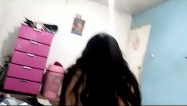 MI CUÑADO ESTABA SOLO EN SU CUARTO ME LE ENTRO PARA SEDUCIRLO Y QUE ME LO HAGA (ESCUCHA COMO LE DIGO QUE MI HERMANA AUN NO VIENE) 