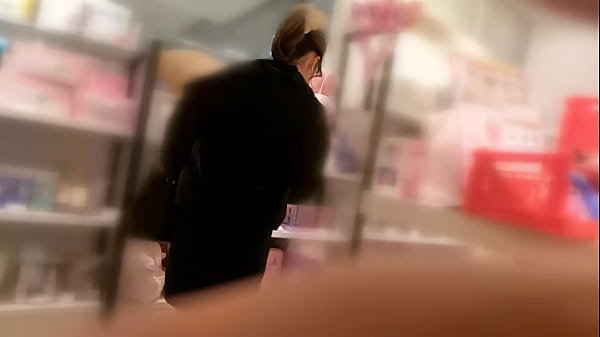 [The girl with a ponytail and beautiful neckline and legs] Sneak a peek inside her skirt when she gets on the train. She was ejaculated on her buttocks....