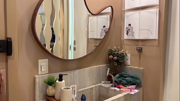 Fui pego pela amiga da minha madrasta se masturbando ela n&atilde;o resistiu e caiu de boca na piroca