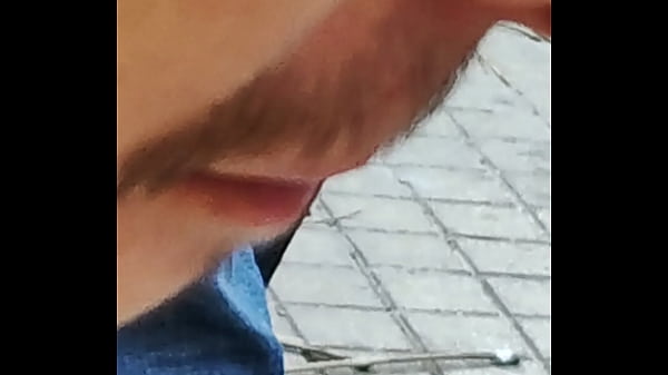 Barbon goloso se lo come en público