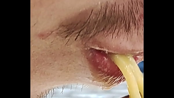貪欲なバーボンは公共の場でそれを食べる