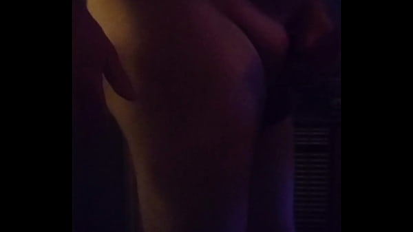 Mit Morgenlatte am Morgen in der Küche