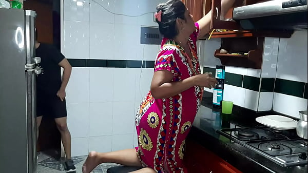 hotfamilysex - Ich probiere die köstliche Muschi meiner Stiefmutter in der Küche. Vollständiges Video