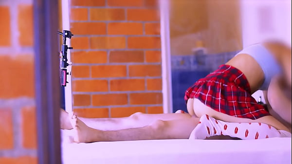 La mejor amiga y el infiel se rozaron disimuladamente en el pasillo.