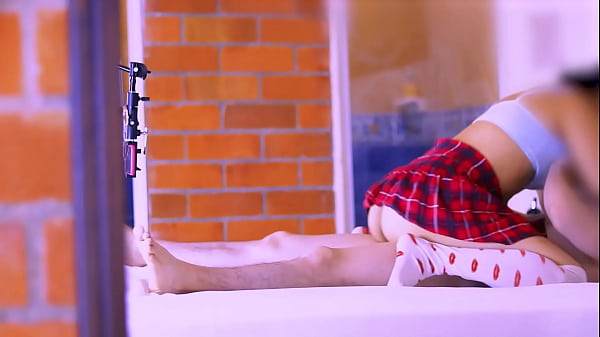 La mejor amiga y el infiel se rozaron disimuladamente en el pasillo.