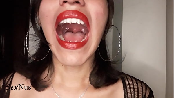 Abriendo la boca muy grande para que veas mi ovul&aacute;