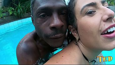 Download Video - Cibele Pacheco dando aula de boiar para o negr&atilde;o - Higor Negr&atilde;o