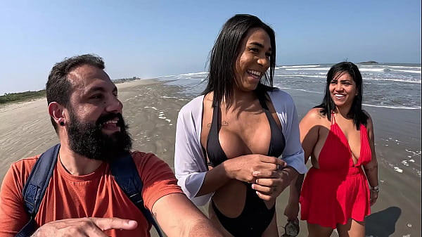 Download Video - Fode Cast - A trans Baianinha venho pra fuder na praia ao ar livre com o casal Mattos