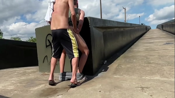 ESTAVA FAZENDO UMA PUTARIA NA PASSARELA, QUANDO...