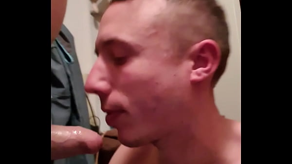 un jeune tape sa mère et ejacule dans sa bouche