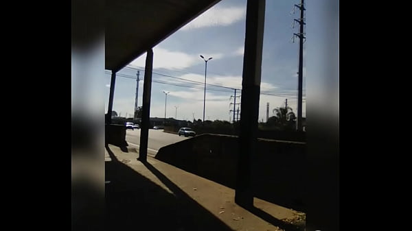 Mostrando a bunda no ponto de ônibus