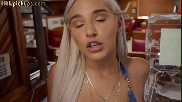 Babe Tirée En Train De Sucer Avant Le Sexe Dans La Salle De Bain Avec Un Serveur Chanceux