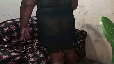 Download Video - Dona de casa crente de camisola transparente sem calcinha