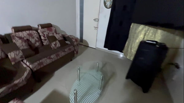 Mi vecina sudada del gym se queda en mi casa mientras espera a su esposo