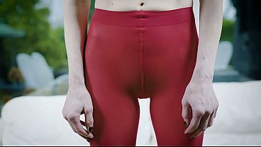 オーストリア出身のセクシーな熟女が、黒人男性に尻を激しく犯される！