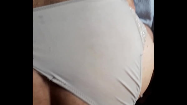 Download Video - Fundendo um coroa safado cheio de tesao usando a calcinha sa esposa