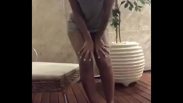 Young gout dancing and seducing on cam