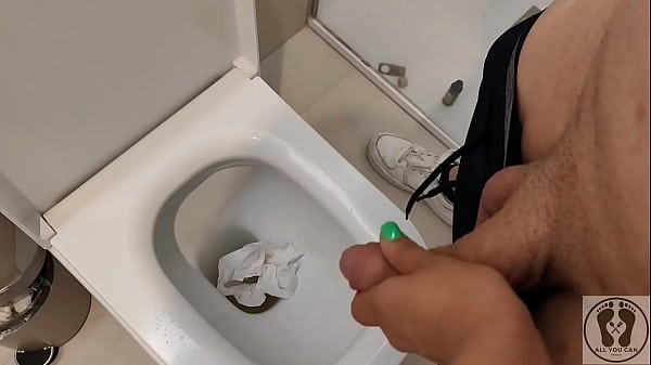 COM PEE LATION RISKY OUTDOOR PUBLIC PEE ANA SPE...