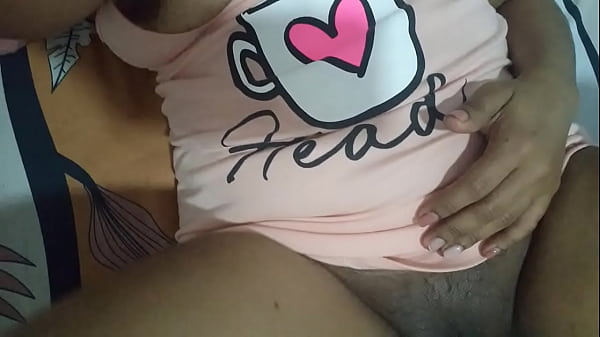The stepdaughter shows herself on a hidden camera and takes advantage of doing various positions for her fans. Her big ass masturbates by touching the fleshy lips of her pussy.