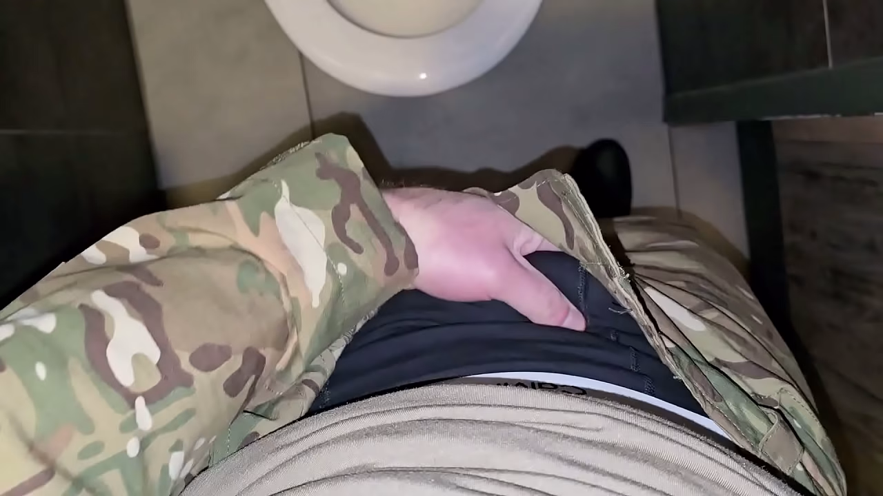 Deutscher Soldat wichst heimlich in der &ouml_ffentlichen Toilette - PhantomGentX