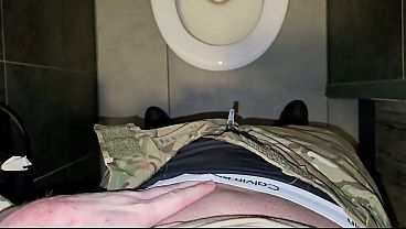 Download Video - Deutscher Soldat wichst heimlich in der &ouml;ffentlichen Toilette - PhantomGentX