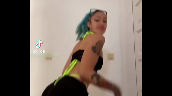 perra caliente otaku sexy de pelo azul