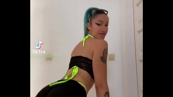 Perra caliente otaku sexy de pelo azul