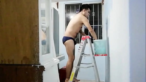 Apasionado pintando mi casa en calzones me pone...
