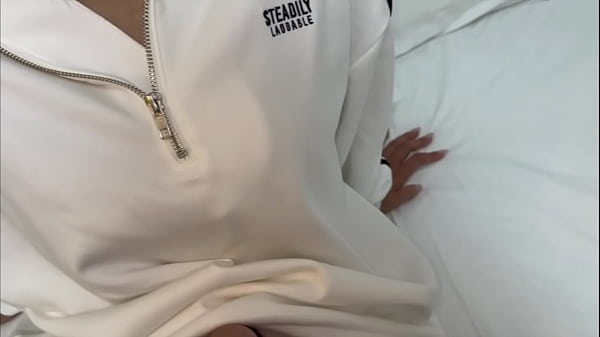 [Gonzo with my girlfriend] She feels so good with various toys in her pussy that she can't help but scream. In the end, she cums with her boyfriend's dick...