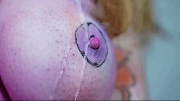 Ma salive coule sur mon sein