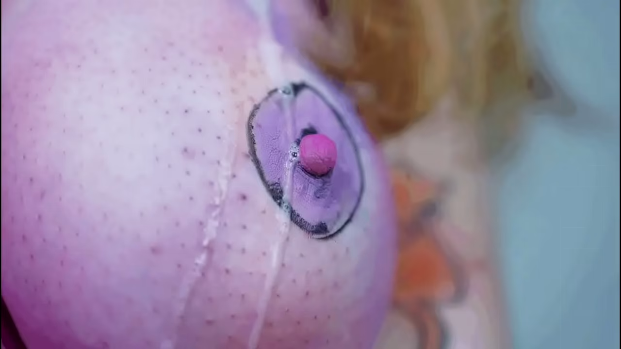 Ma salive coule sur mon sein