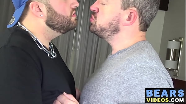 Horny bears Bobbi Gee and Eric Schwanz fuck lik...