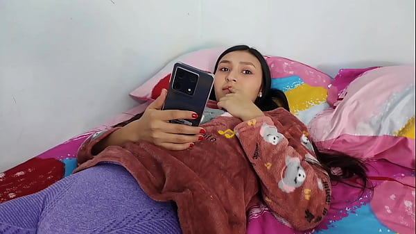 Rosibel, the stepdaughter most desired by her stepfather, takes off the condom so that it ends up inside her pussy
