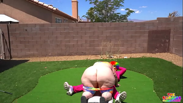 Julie Ginger beat Gibby The Clown in a game of mini golf and this happened