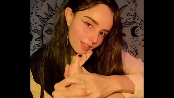 Preciosa muñeca quitándose las medias y chupand...