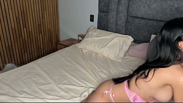 小柄なラテン系の女性が、筋肉質なルームメイトの巨大なペニスを口に含み、彼に尻を激しく犯される。