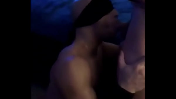 Sean Zevran qui suce les yeux bandés