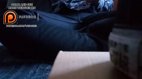 Idiot Bekommt Einen Nassen Vorder-Wedgie
