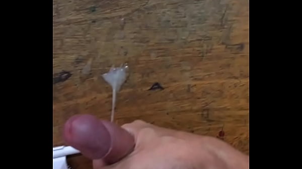 Gozando e gemendo gostoso na mesa do trabalho