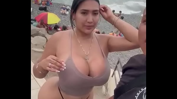 EN LA PLAYA CON LA CULONA
