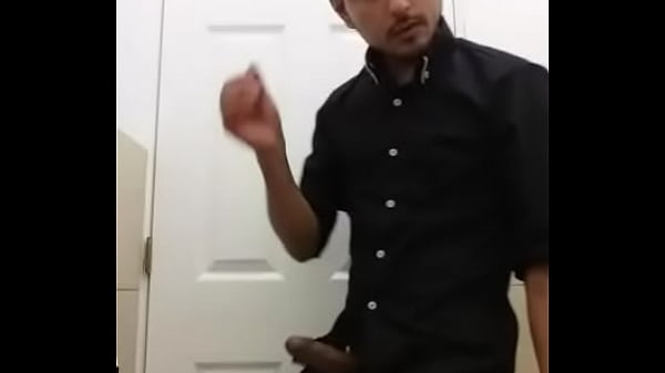 Chico guapo jalandosela