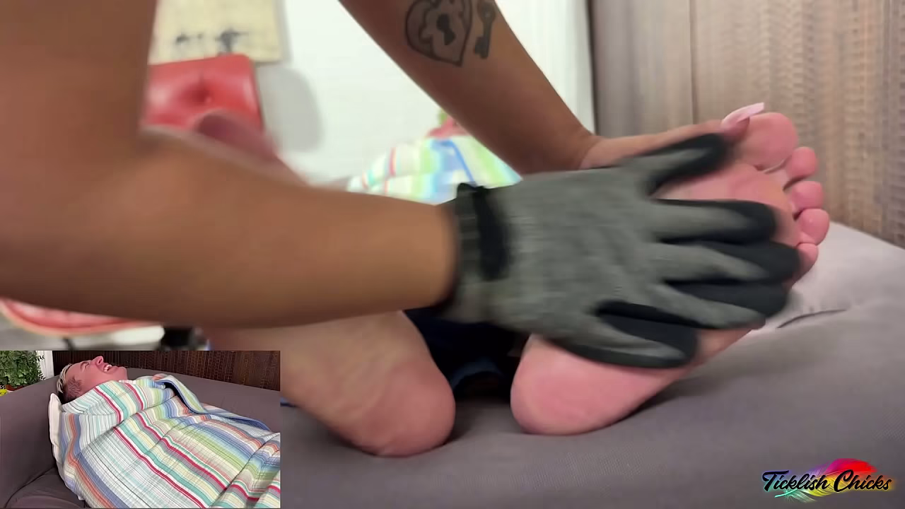 CHICAS COSQUILLEAS - La intensa sesión de cosquillas de Macy Divine: cepillos de dientes eléctricos en los pies y la entrepierna
                    blonde vibrator domination bondage barefoot tickling small tits foot fetish foot tickling muchos negros