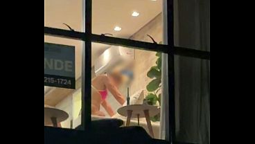 MARIDO CHEGOU MAIS CEDO E VIU A ESPOSA PELA JANELA