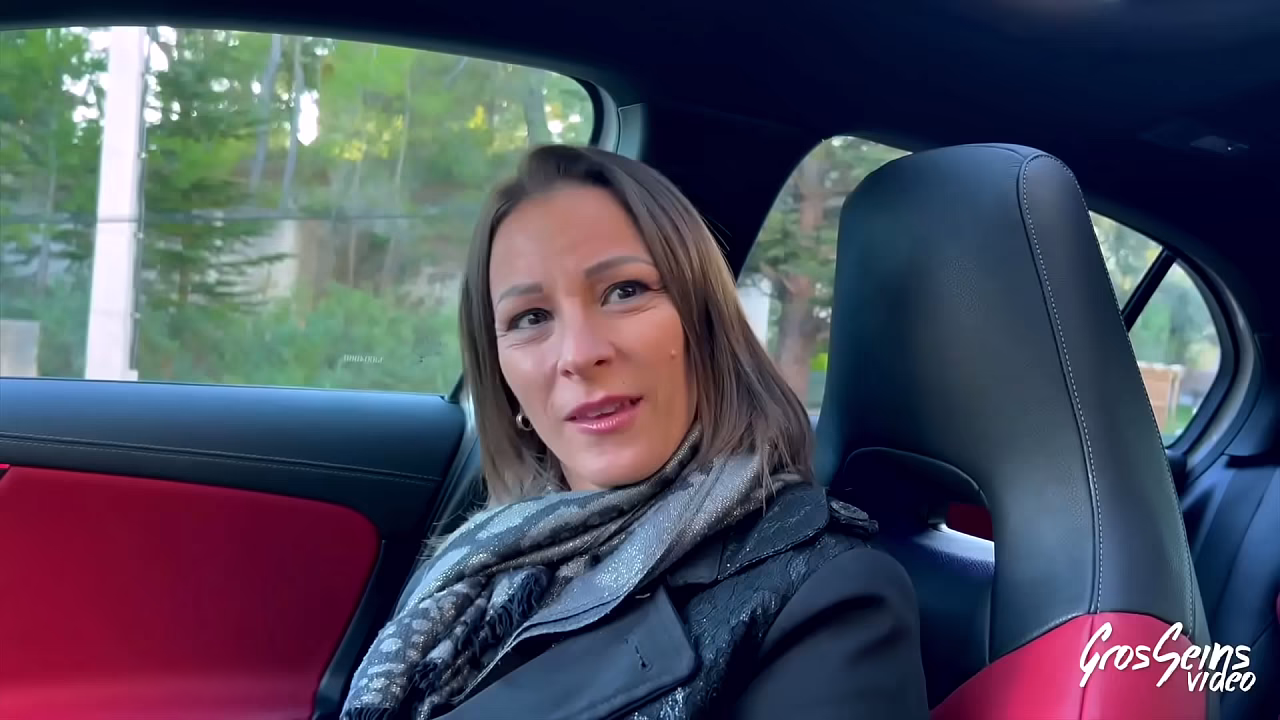 Kyara, belle brune, savoure une grosse bite