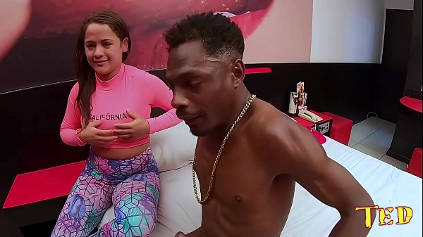 Download Video - Paola Gurgel ensina como dar o rabo e Bruna Lancaster mostra como fazer ela gozar - Higor Negrao