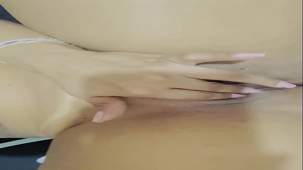 Hoje acordei com tanto tesao bati uma siririca ...