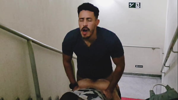 ENCONTREI DOIS CARAS TRANSANDO NAS ESCADAS DO S...