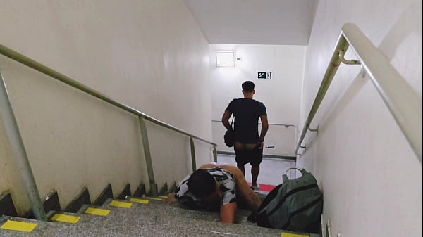 Download Video - ENCONTREI DOIS CARAS TRANSANDO NAS ESCADAS DO SHOPPING E RESOLVI PARTICIPAR