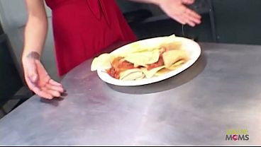 He made her breakfast and she was so happy she had to give a blowjob